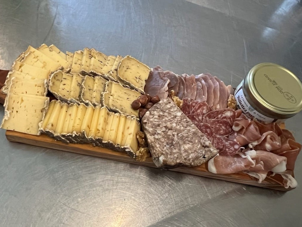 planche apéro fromages - charcuteries